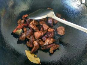 放八角，桂皮，花椒，辣椒，香叶。