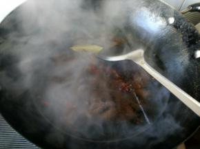 锅中倒入开水。