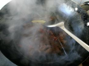 锅中倒入开水。