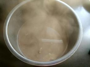 烧开后倒入电压力锅。