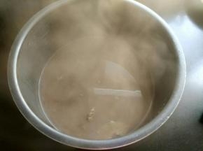 烧开后倒入电压力锅。