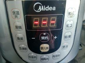 按煲汤键，炖牛肉的工作就交给电压力锅了。