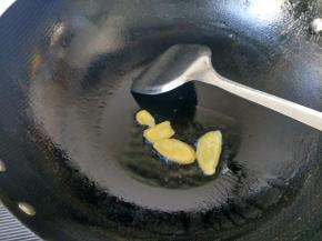 提示音响了，牛肉好了，锅中放油，将生姜爆香。