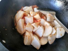 倒入萝卜，放小米椒，盐。