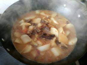 萝卜变软，萝卜炖牛肉烧好了，放鸡精，胡椒粉，可以出锅啦。