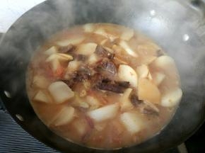 萝卜变软，萝卜炖牛肉烧好了，放鸡精，胡椒粉，可以出锅啦。