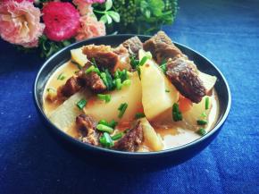 撒上香葱，又香又辣，带一点酸，味道好极啦！