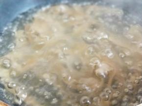 煮大拉皮，水烧开后下大拉皮，再次烧开后转小火约15分钟，将大拉皮煮熟即可，时间根据实际情况掌握。煮熟后捞出过凉白开水。