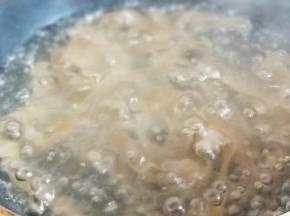 煮大拉皮，水烧开后下大拉皮，再次烧开后转小火约15分钟，将大拉皮煮熟即可，时间根据实际情况掌握。煮熟后捞出过凉白开水。