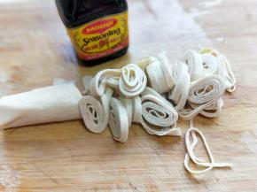 干豆腐皮我用开水烫了一下，之后卷成卷，切丝。