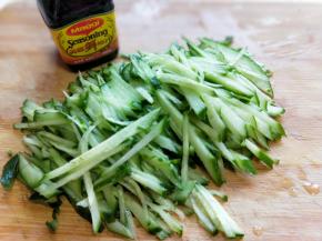 黄瓜洗干净后切丝。