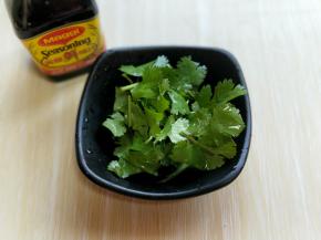 香菜去根洗干净，切段。