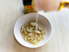 蒜去皮，切碎，装入器具中，加入盐，芝麻油。