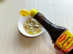 再加入酱油。