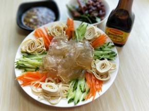 把准备好的蔬菜摆放再盘子中，大拉皮放入中间。也可以省略，直接拌也是可以的。(摆盘可以做为宴请)