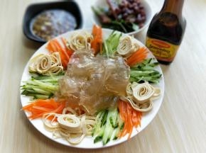 把准备好的蔬菜摆放再盘子中，大拉皮放入中间。也可以省略，直接拌也是可以的。(摆盘可以做为宴请)