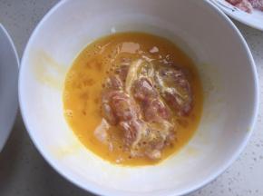 放入蛋液里浸泡