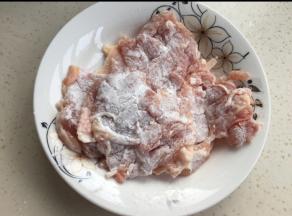 鸡腿肉沾淀粉