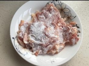 鸡腿肉沾淀粉