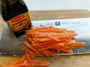 胡萝卜去皮，切丝。