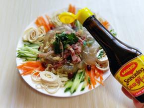 酱牛肉切丝放在大拉皮上面，再次滴入酱油。