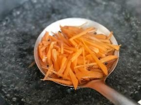 切好后焯水，锅中加入水烧开后加入胡萝卜丝，焯水30秒即可。(我放在漏网里焯水的，这样胡萝卜丝不会特别乱，便于一会摆盘(^_^)