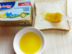 黄油切小块放微波炉叮30秒融化，刷再吐司片上。
