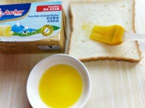 黄油切小块放微波炉叮30秒融化，刷再吐司片上。