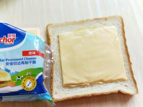 再放上奶酪片。