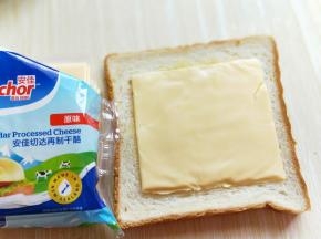 再放上奶酪片。