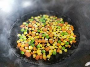 将玉米粒，胡萝卜丁，豌豆焯水，水来后加入，1分钟捞出即可，淋干水份。