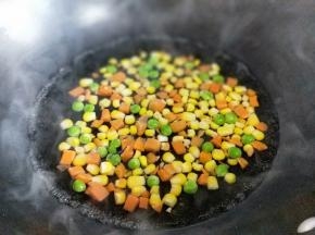 将玉米粒，胡萝卜丁，豌豆焯水，水来后加入，1分钟捞出即可，淋干水份。