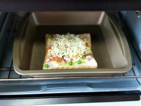 再撒上一层芝士，入烤箱中层，180度烤10分钟即可。