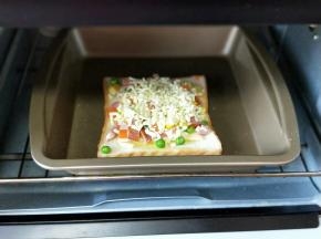 再撒上一层芝士，入烤箱中层，180度烤10分钟即可。