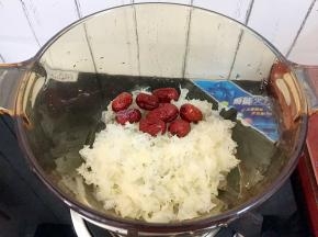 把银耳和红枣一起放入锅中