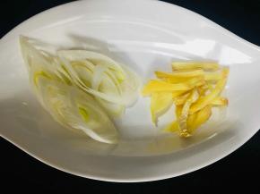 准备好葱丝和姜丝