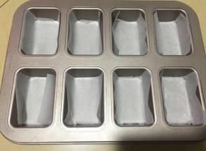 在模具底铺油纸，方便脱模