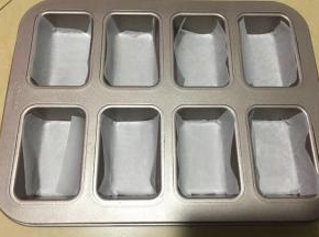 在模具底铺油纸，方便脱模