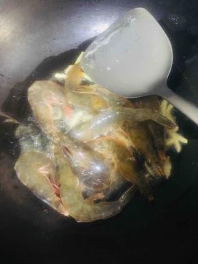 放入大虾煎至金黄