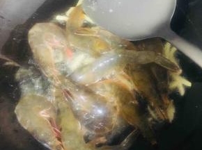 放入大虾煎至金黄