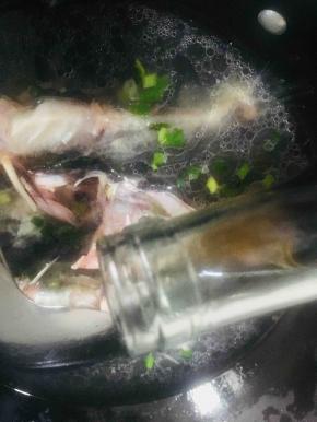 再放入适量的料酒