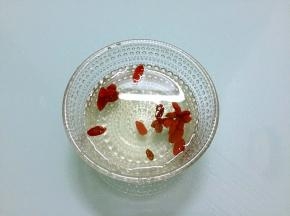 枸杞用水浸泡备用