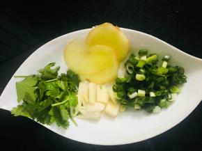 准备好葱姜蒜和香菜叶如图