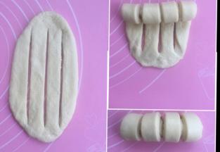 然后擀成椭圆形，如图在中间用刮刀割几条。卷起