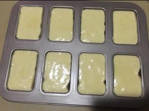 倒入模具，震几下。