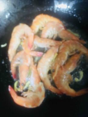 用筷子翻个面煎至两面金黄