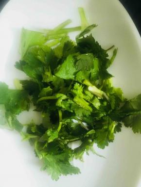 准备一颗香菜洗净切成小段备用。