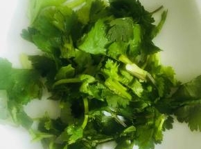 准备一颗香菜洗净切成小段备用。