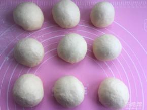 拿出彻底排气后，分成均匀9个面团松弛10分钟