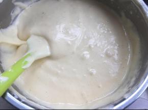 然后加入牛奶油拌匀